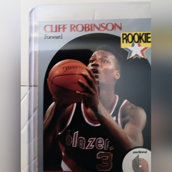 1990-91 NBA Hoops - #250 Clifford Robinson (RC) - Picture 2 of 11